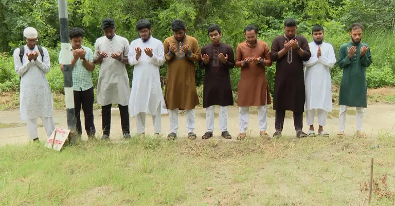 জুলাই শহীদদের গণকবর জিয়ারত করেন বৈষম্যবিরোধী ছাত্র আন্দোলনের নেতারা